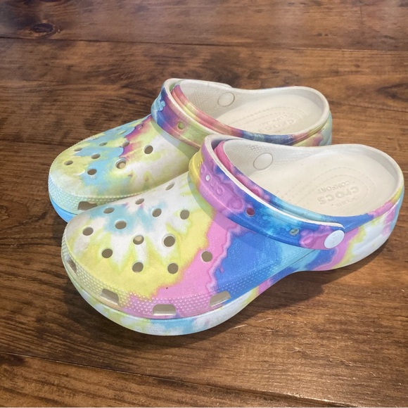 CROCS Water Shoes - Multicolor Tie-Dye Crocs Classic Clogs rainbow bright - Picture 2 of 8